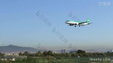 飞机在巴塞罗那机场降落，客机降落